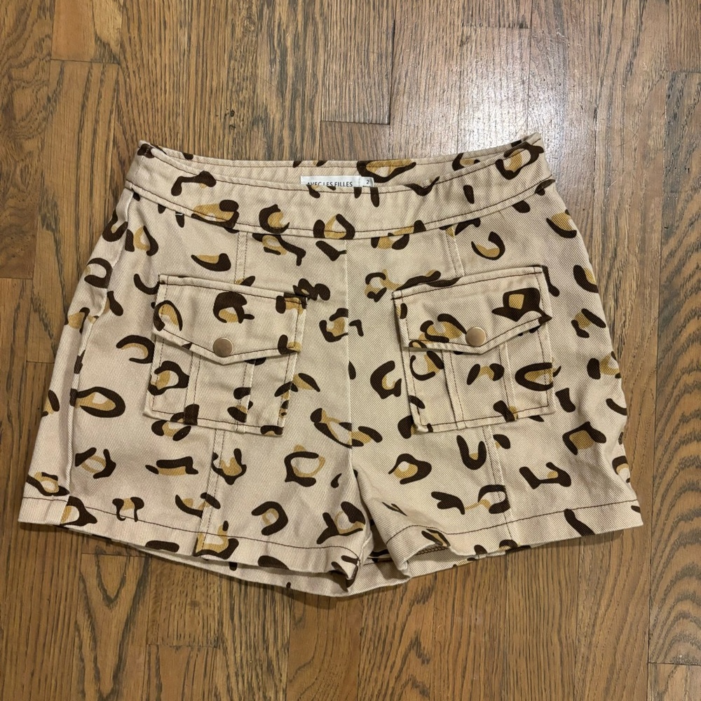 Avec Les Filles cargo-pocket shorts in tan brown leopard print